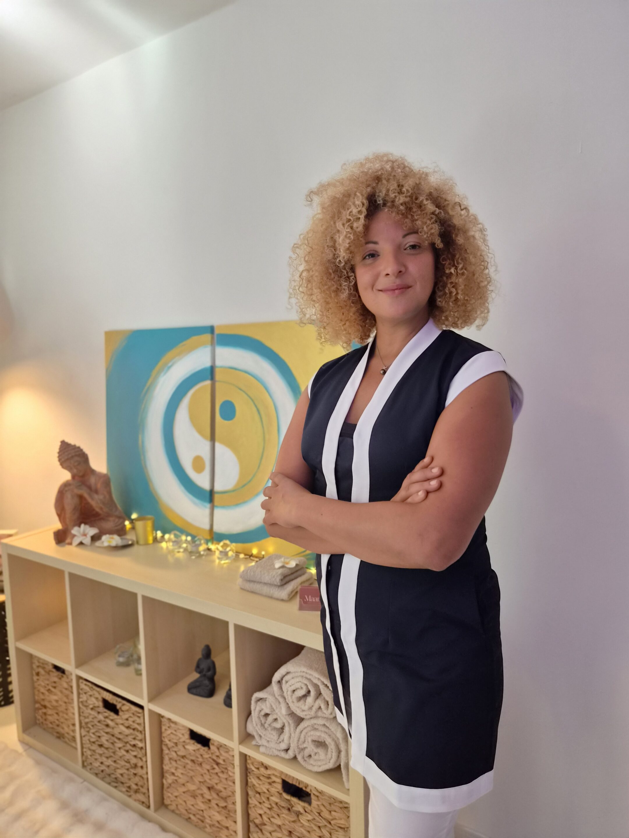 Responsable Saïda de Maanah qui pose de façon décontracté